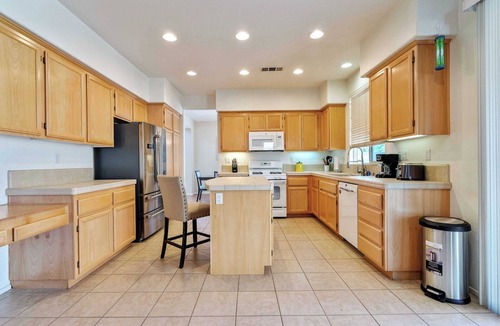Lancaster House | Lancaster 4BR Gem｜Bright & Renovated｜Open Concept Living｜Generous Backyard#41390