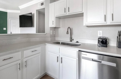 Barker Apartment | Landing | Amazing 1BD, Clubhouse