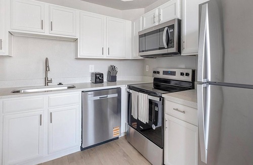 Barker Apartment | Landing | Amazing 1BD, Clubhouse