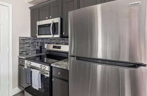 Richmond Apartment | Landing | Amazing 2BD, Gym, Pool