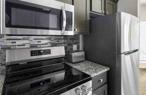 Richmond Apartment | Landing | Amazing 2BD, Gym, Pool