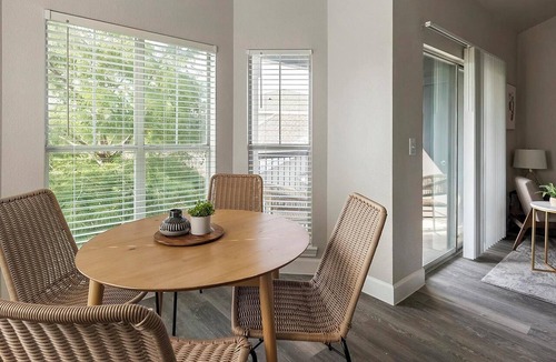 Richmond Apartment | Landing | Amazing 2BD, Gym, Pool