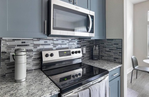Nassau Bay Apartment | Landing | Beautiful 1BD, Clubhouse, Pool
