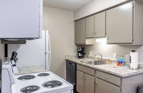 South Tulsa Apartment | Landing | Beautiful 1BD, Gym, Clubhouse