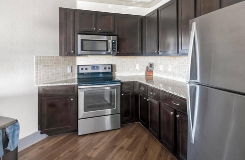 George Bush Park/Eldridge Apartment | Landing | Beautiful 1BD, Pool, Gym