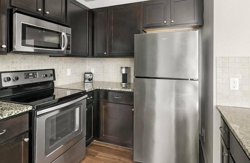 George Bush Park/Eldridge Apartment | Landing | Chic 2BD, Gym, Pool