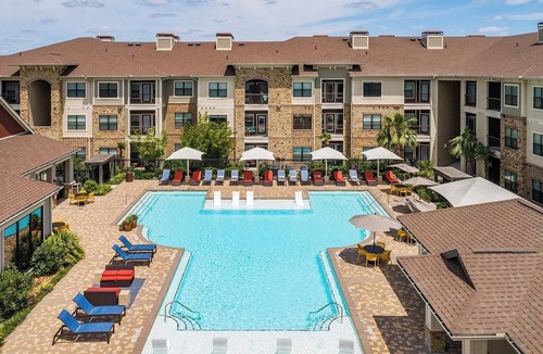 George Bush Park/Eldridge Apartment | Landing | Chic 2BD, Gym, Pool