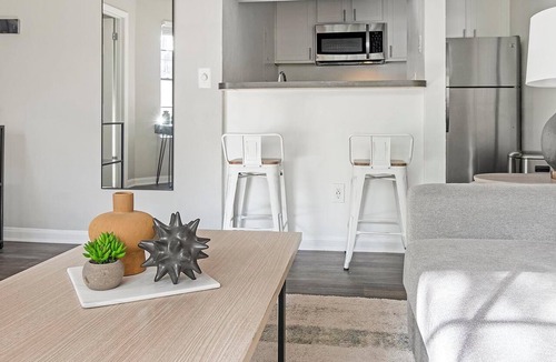 Sunbeam Apartment | Landing | Modern 1BD, Gym, Courtyard
