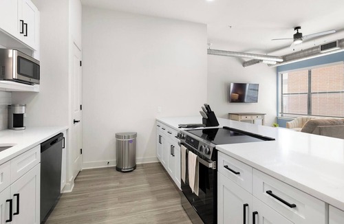 Dallas Design District Apartment | Landing | Modern 2BD, Clubhouse, Courtyard
