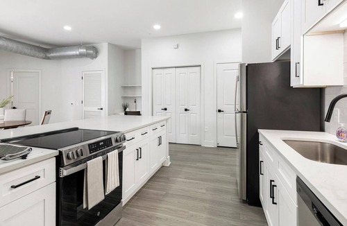 Dallas Design District Apartment | Landing | Modern 2BD, Clubhouse, Courtyard