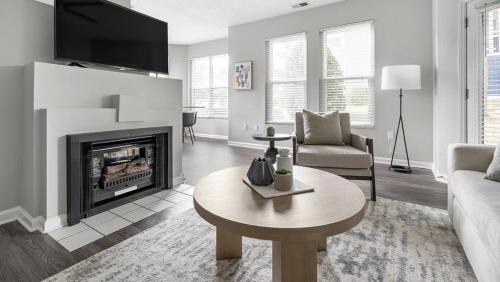 Charlotte Apartment | Landing Modern Apartment with Amazing Amenities (ID1380X259)