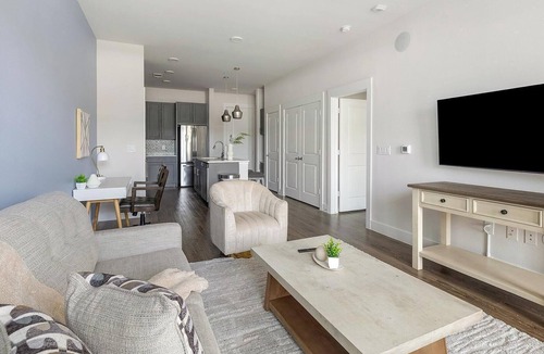 Old East Dallas Apartment | Landing | Spectacular 1BD, Gym, Clubhouse