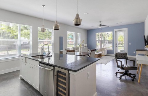 Old East Dallas Apartment | Landing | Spectacular 2BD, Clubhouse, Gym
