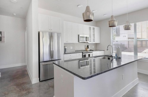 Old East Dallas Apartment | Landing | Spectacular 2BD, Clubhouse, Gym