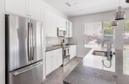 Old East Dallas Apartment | Landing | Spectacular 2BD, Clubhouse, Gym