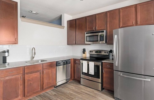 Washington Ave./ Memorial Park Apartment | Landing | Spectacular Studio, Clubhouse, Gym
