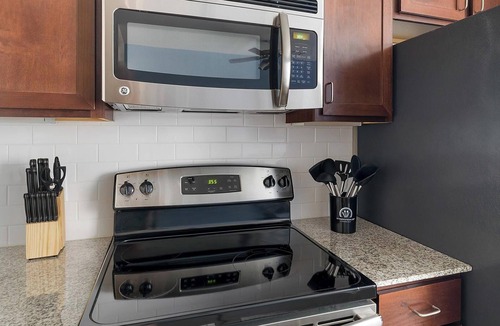 Washington Ave./ Memorial Park Apartment | Landing | Spectacular Studio, Clubhouse, Gym