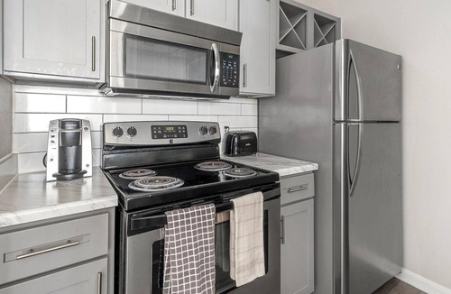 Briarforest Apartment | Landing | Stunning 1BD, Gym, Pool