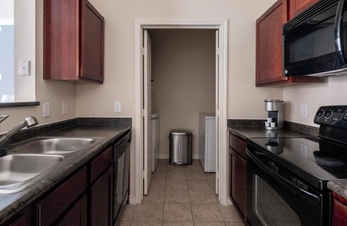 Barker Apartment | Landing | Stunning 1BD, Gym, Clubhouse