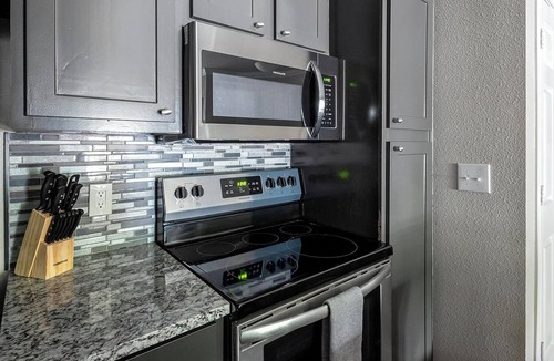 Richmond Apartment | Landing | Stunning 1BD, Pool, Clubhouse