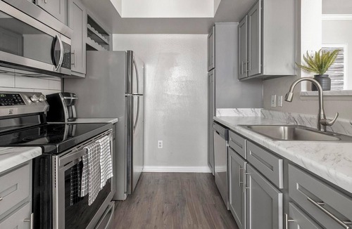 Briarforest Apartment | Landing | Stunning 1BD, Pool, Gym