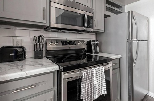 Briarforest Apartment | Landing | Stunning 1BD, Pool, Gym