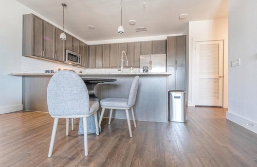 Stone Oak Apartment | Landing | Stunning 2BD, Game Room, Pool