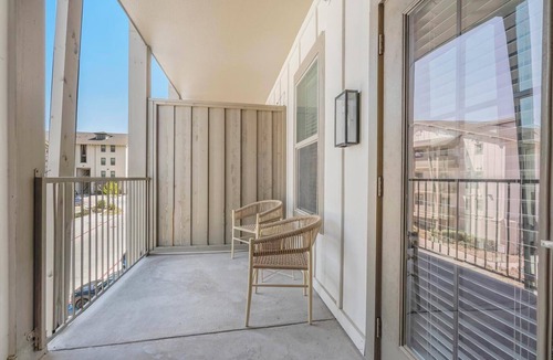 Stone Oak Apartment | Landing | Stunning 2BD, Game Room, Pool