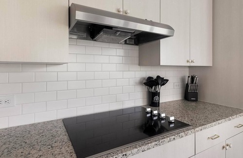 Addicks Apartment | Landing | Stunning 2BD, Courtyard, Yoga Studio