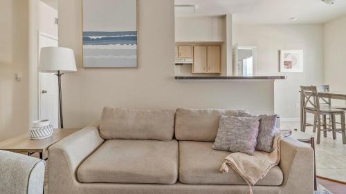 Southbelt/Ellington Apartment | Landing Stylish 1BD Clubhouse Pool