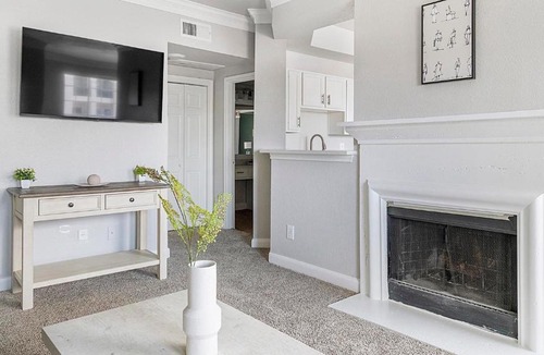Barker Apartment | Landing Stylish 1BD Clubhouse