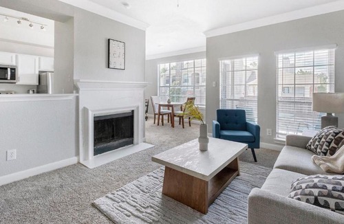 Barker Apartment | Landing Stylish 1BD Clubhouse