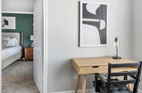 Barker Apartment | Landing Stylish 1BD Clubhouse