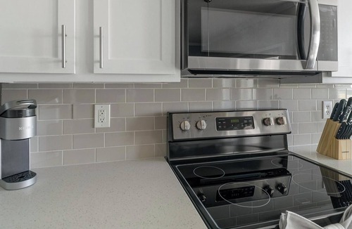 Webster Apartment | Landing | Stylish 1BD, Clubhouse
