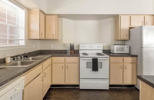 Southbelt/Ellington Apartment | Landing | Stylish 2BD, Clubhouse, Game Room