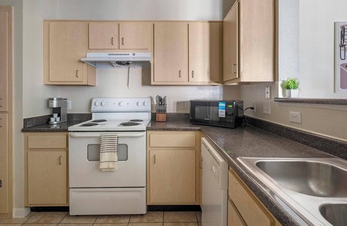 Southbelt/Ellington Apartment | Landing | Stylish 2BD, Clubhouse, Game Room