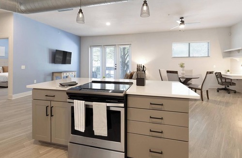 Dallas Design District Apartment | Landing | Stylish 2BD, Clubhouse, Gym
