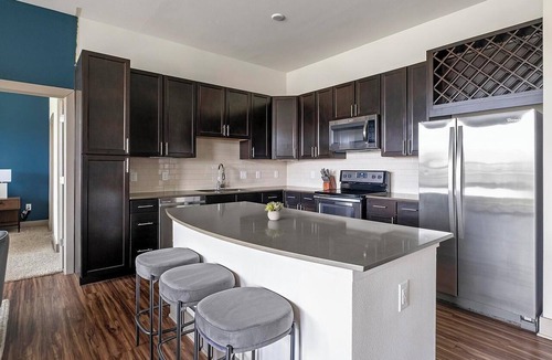 Klein Apartment | Landing | Stylish 2BD, Gym, Clubhouse