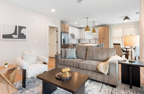 Mount Mourne Apartment | Landing | Stylish 2BD, Pool, Gym