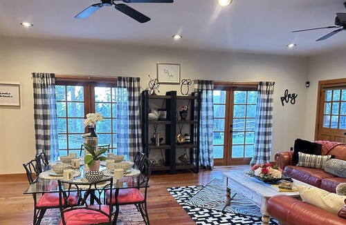 Somers Cabin | Large 1 Bedroom 3 Bed Gated Luxurious Cottage Sleeps 4, Kitchen, Washer & Dryer
