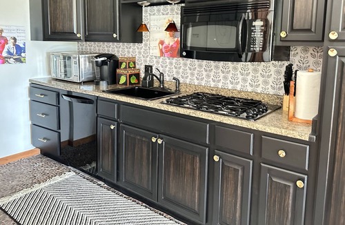 Somers Cabin | Large 1 Bedroom 3 Bed Gated Luxurious Cottage Sleeps 4, Kitchen, Washer & Dryer