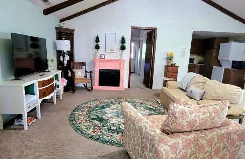 Paw Paw House | Large 1 BR Cottage, KING BED on the Lake