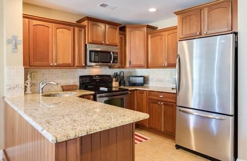Gold Coast House | Large 3 Floor Townhouse - 4 Bedrooms, Family Room, Lower Level Den Plus 6 TVs.