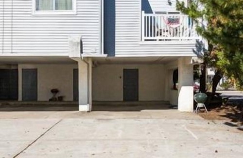 Gold Coast House | Large 3 Floor Townhouse - 4 Bedrooms, Family Room, Lower Level Den Plus 6 TVs.