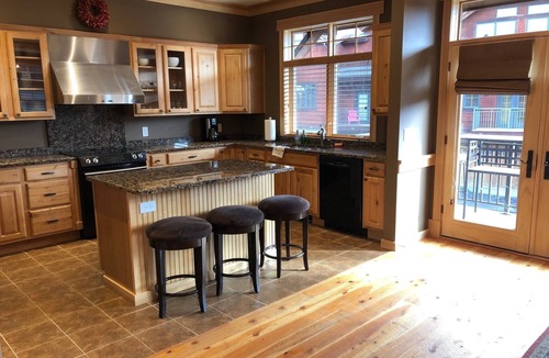 Big Sky Condo | Large Big Sky Condo, sleeps 12-14. Close to Yellowstone and world class skiing!