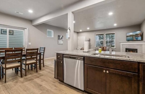 Ponderay Cottage | Large Cottage Near Downtown, Beach & Skiing #116