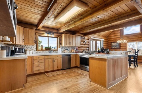 Athol Cabin | Large, Cozy, log home!