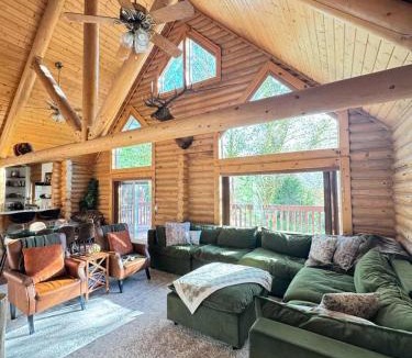 McCammon House | Large Off-Grid Luxury Cabin- creek land & views