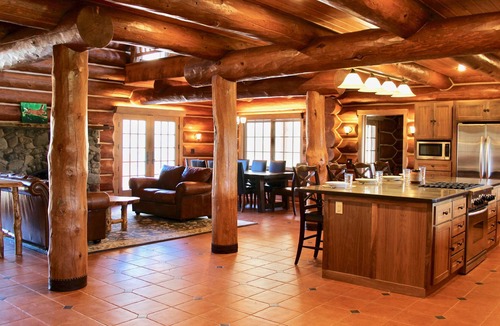 Shell House | Large, picturesque luxury log home for the whole family.