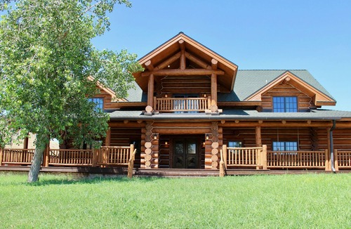 Shell House | Large, picturesque luxury log home for the whole family.